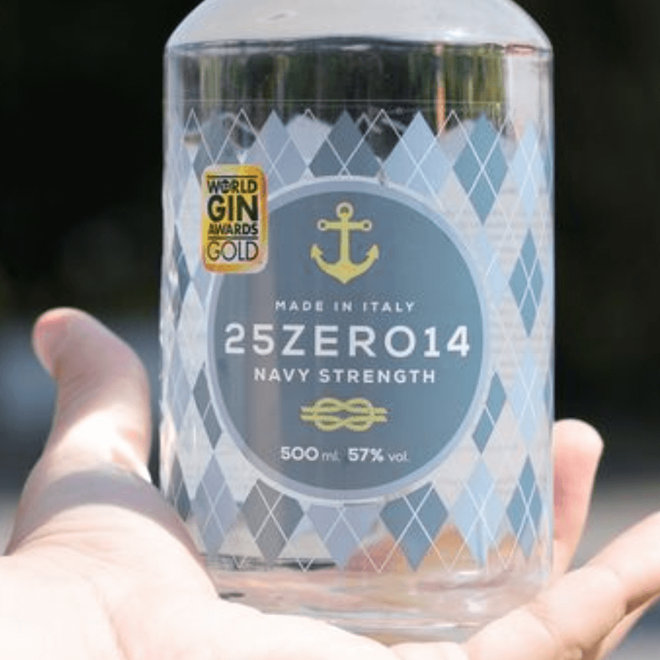 25ZERO14 GIN - Vincitore di 3 Medaglie d'Oro ai World Gin Awards (2023 e 2024). Gin morbido e fresco, con note di rosmarino, basilico e timo, disponibile in tre varianti di gamma.