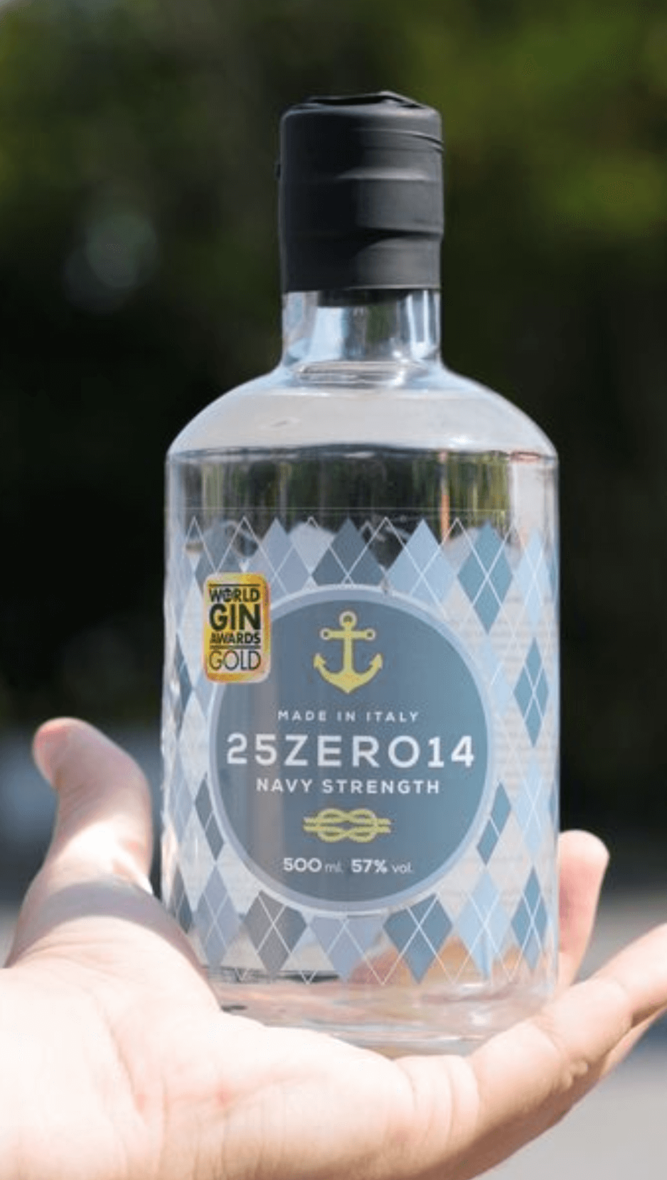 25ZERO14 GIN - Vincitore di 3 Medaglie d'Oro ai World Gin Awards (2023 e 2024). Gin morbido e fresco, con note di rosmarino, basilico e timo, disponibile in tre varianti di gamma.